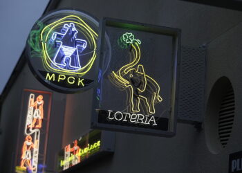 16.05.2026 Kielce. Miniatury dawnych kieleckich neonów na Kinie Moskwa / Fot. Jarosław Kubalski - Radio Kielce
