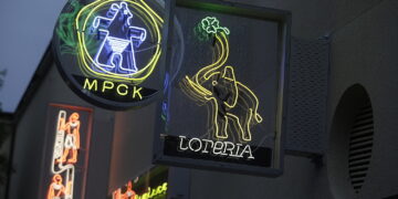 16.05.2026 Kielce. Miniatury dawnych kieleckich neonów na Kinie Moskwa / Fot. Jarosław Kubalski - Radio Kielce