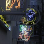 16.05.2026 Kielce. Miniatury dawnych kieleckich neonów na Kinie Moskwa / Fot. Jarosław Kubalski - Radio Kielce