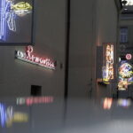 16.05.2026 Kielce. Miniatury dawnych kieleckich neonów na Kinie Moskwa / Fot. Jarosław Kubalski - Radio Kielce