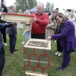 Ule z bębnów do pralek stanęły w Kielcach - Radio Kielce 19.05.2026. Kielce. Kielecki Park Technologiczny. Otwarcie pasieki edukacyjnej, która powstała w ramach projektu „Od bębna do ula” / Fot. Jarosław Kubalski - Radio Kielce
