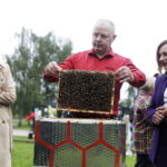 Ule z bębnów do pralek stanęły w Kielcach - Radio Kielce 19.05.2026. Kielce. Kielecki Park Technologiczny. Otwarcie pasieki edukacyjnej, która powstała w ramach projektu „Od bębna do ula” / Fot. Jarosław Kubalski - Radio Kielce