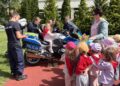 Policjanci i uczniowie uczyli przedszkolaków zasad ruchu drogowego