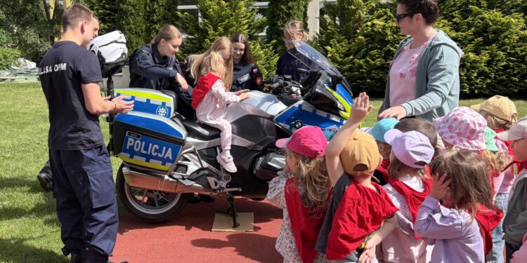 Policjanci i uczniowie uczyli przedszkolaków zasad ruchu drogowego