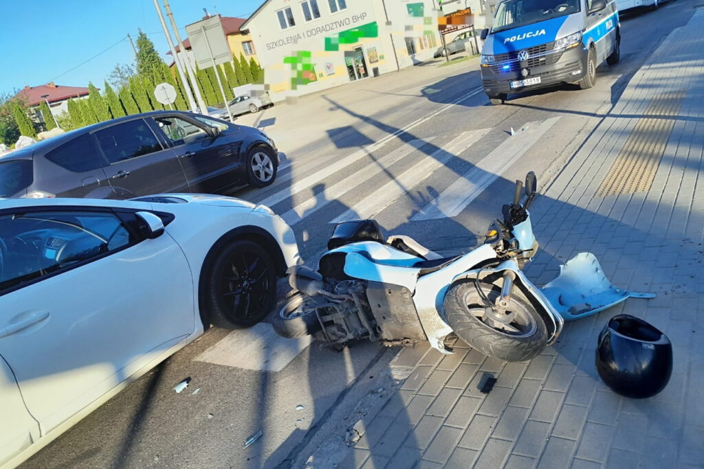 Zderzenie motoroweru z samochodem