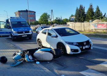 Zderzenie motoroweru z samochodem