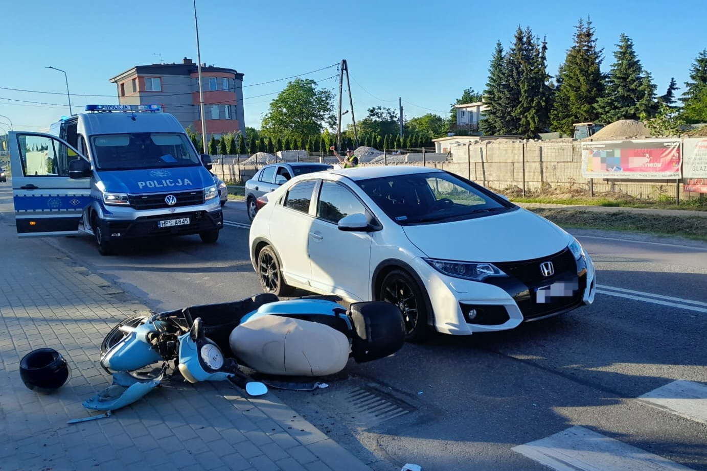 Zderzenie motoroweru z samochodem