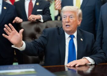Trump: podwyższę cła na samochody z UE do 25 proc.