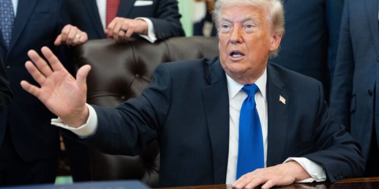 Trump: podwyższę cła na samochody z UE do 25 proc.