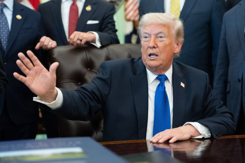 Trump: podwyższę cła na samochody z UE do 25 proc.