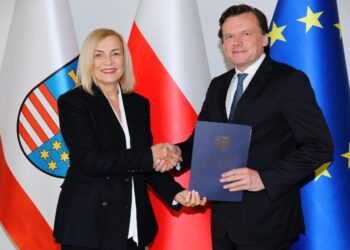 Na zdjęciu (od lewej): Renata Janik - marszałek województwa świętokrzyskiego, Marcin Adamczewski - dyrektor Muzeum Zamkowego w Sandomierzu / Źródło: urząd marszałkowski