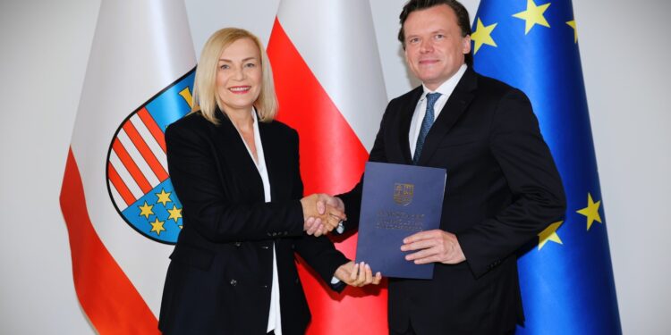 Nowy dyrektor muzeum w Sandomierzu powołany - Radio Kielce Na zdjęciu (od lewej): Renata Janik - marszałek województwa świętokrzyskiego, Marcin Adamczewski - dyrektor Muzeum Zamkowego w Sandomierzu / Źródło: urząd marszałkowski