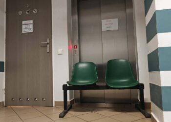 Winda w Samodzielnym Publicznym Zespole Podstawowej Opieki Zdrowotnej w Busku-Zdroju / Źródło: Słuchacz Radia Kielce