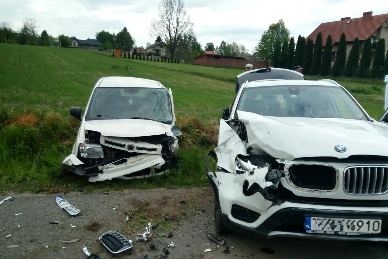 Zderzenie trzech aut. Ranny jeden z kierowców