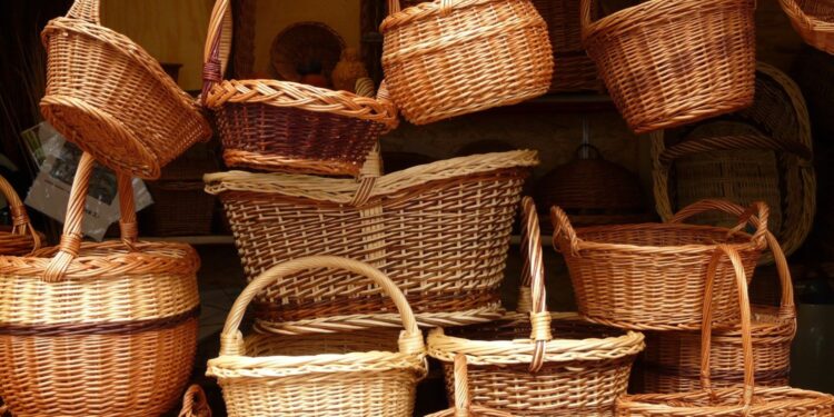 Kosze, kwietniki, pudełka, budki z wikliny w modzie