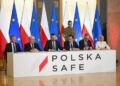 08.05.2026. Warszawa. Na zdjęciu (od lewej): komisarz UE ds. budżetu Piotr Serafin, komisarz UE ds. obrony Andrius Kubilius, wicepremier, minister obrony narodowej Władysław Kosiniak-Kamysz, minister finansów i gospodarki Andrzej Domański, prezes Banku Gospodarstwa Krajowego Mirosław Czekaj i pierwsza wiceprezes BGK Marta Postuła podczas podpisania umowy pożyczkowej w ramach programu SAFE, 8 bm. w Warszawie. Polska, której Komisja Europejska przyznała 43,7 mld euro w postaci niskooprocentowanych pożyczek, jest największym beneficjentem programu SAFE. Umowa Polski została zatwierdzona jako pierwsza spośród 19 państw uczestniczących w programie / Fot. PAP/Marcin Obara