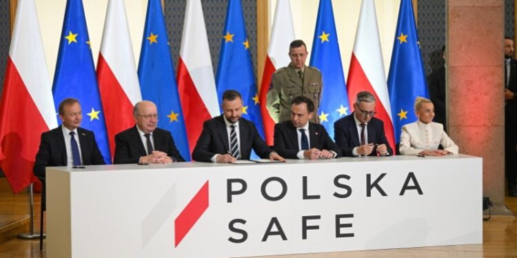 08.05.2026. Warszawa. Na zdjęciu (od lewej): komisarz UE ds. budżetu Piotr Serafin, komisarz UE ds. obrony Andrius Kubilius, wicepremier, minister obrony narodowej Władysław Kosiniak-Kamysz, minister finansów i gospodarki Andrzej Domański, prezes Banku Gospodarstwa Krajowego Mirosław Czekaj i pierwsza wiceprezes BGK Marta Postuła podczas podpisania umowy pożyczkowej w ramach programu SAFE, 8 bm. w Warszawie. Polska, której Komisja Europejska przyznała 43,7 mld euro w postaci niskooprocentowanych pożyczek, jest największym beneficjentem programu SAFE. Umowa Polski została zatwierdzona jako pierwsza spośród 19 państw uczestniczących w programie / Fot. PAP/Marcin Obara