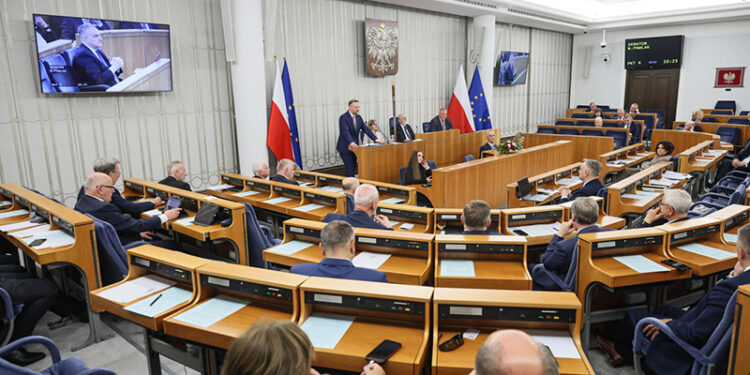 Senat przeciwny referendum ws. unijnej polityki klimatycznej - Radio Kielce 20.05.2026. Warszawa. Wicemarszałek Senatu Rafał Grupiński (w środku) i szef KPRP Zbigniew Bogucki (w środku z lewej) podczas 59. posiedzenia Senatu XI kadencji / Fot. PAP - Leszek Szymański