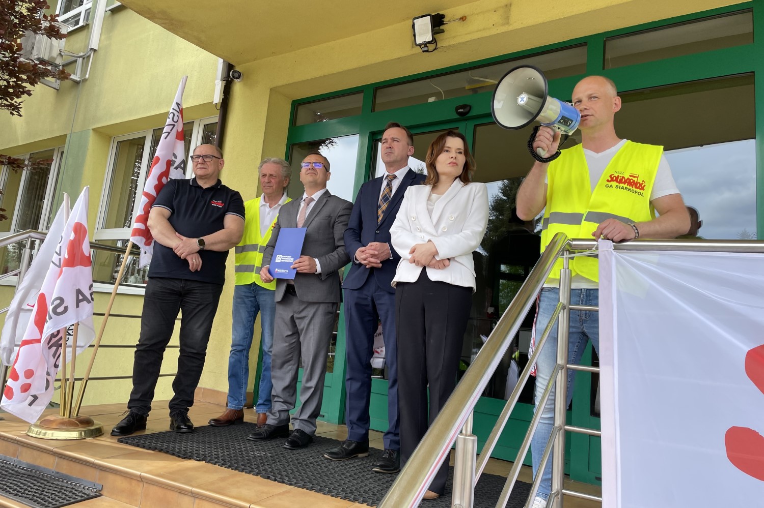 07.05.2026. Grzybów. Pikieta orzed biurowcem Kopalń i Zakładów Chemicznych Siarki „Siarkopol” w Grzybowie / Fot. Grażyna Szlęzak-Wójcik - Radio Kielce