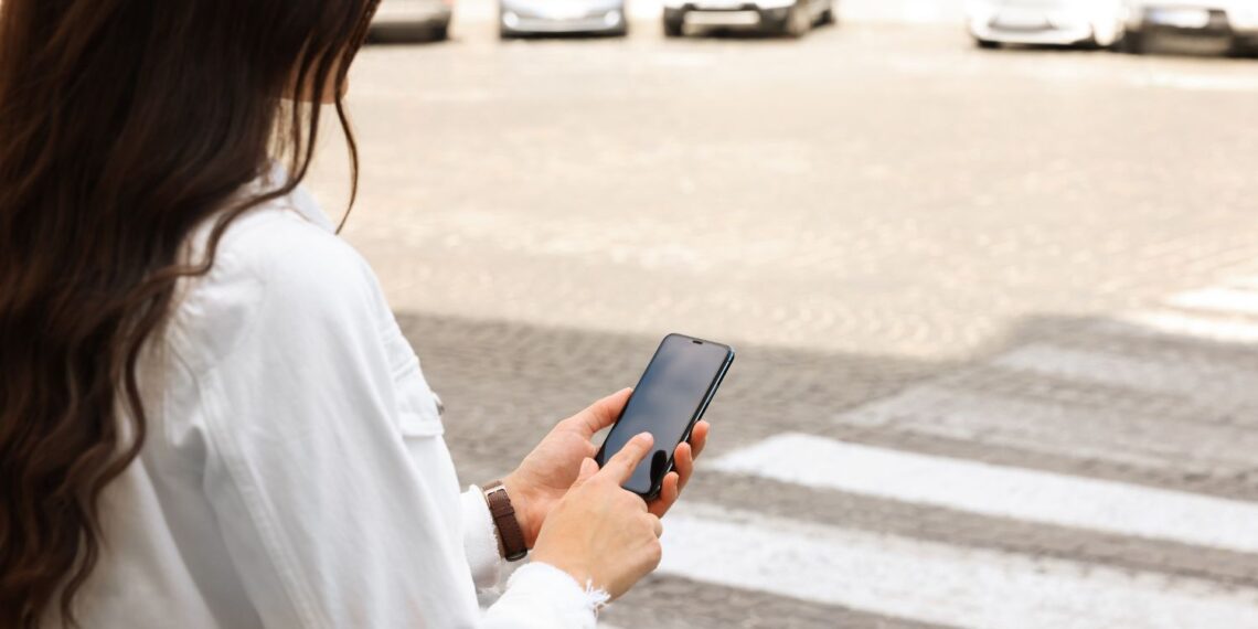 „Odłóż telefon i żyj” - inicjatywa mieszkańców trafi na przejścia dla pieszych