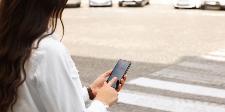 „Odłóż telefon i żyj” - inicjatywa mieszkańców trafi na przejścia dla pieszych
