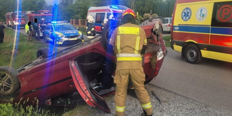 Wypadek na gminnej drodze. Wśród rannych dwoje dzieci - Radio Kielce Wypadek na gminnej drodze. Wśród rannych dwoje dzieci