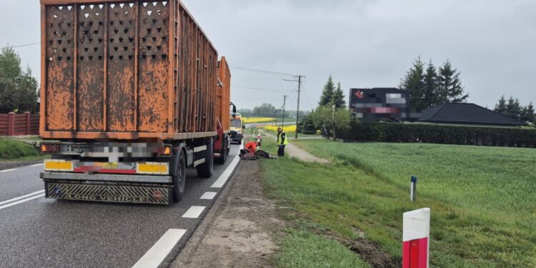 Rowerzysta potrącony przez ciężarówkę