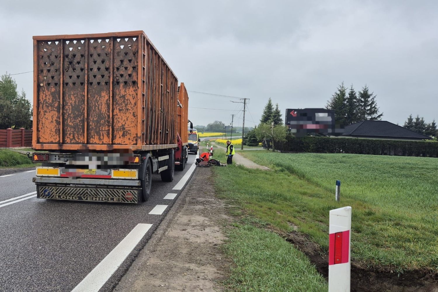 Rowerzysta potrącony przez ciężarówkę