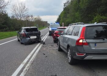 Zderzenie trzech aut. W jednym z nich małe dziecko bez fotelika