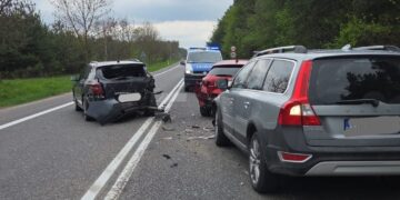 Zderzenie trzech aut. W jednym z nich małe dziecko bez fotelika