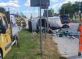 Ciężarówka wypadła z drogi. Kierowca trafił do szpitala - Radio Kielce Ciężarówka wypadła z drogi. Kierowca trafił do szpitala