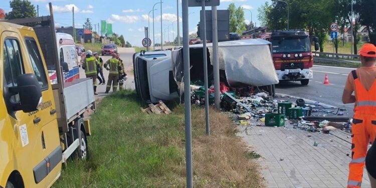 Ciężarówka wypadła z drogi. Kierowca trafił do szpitala