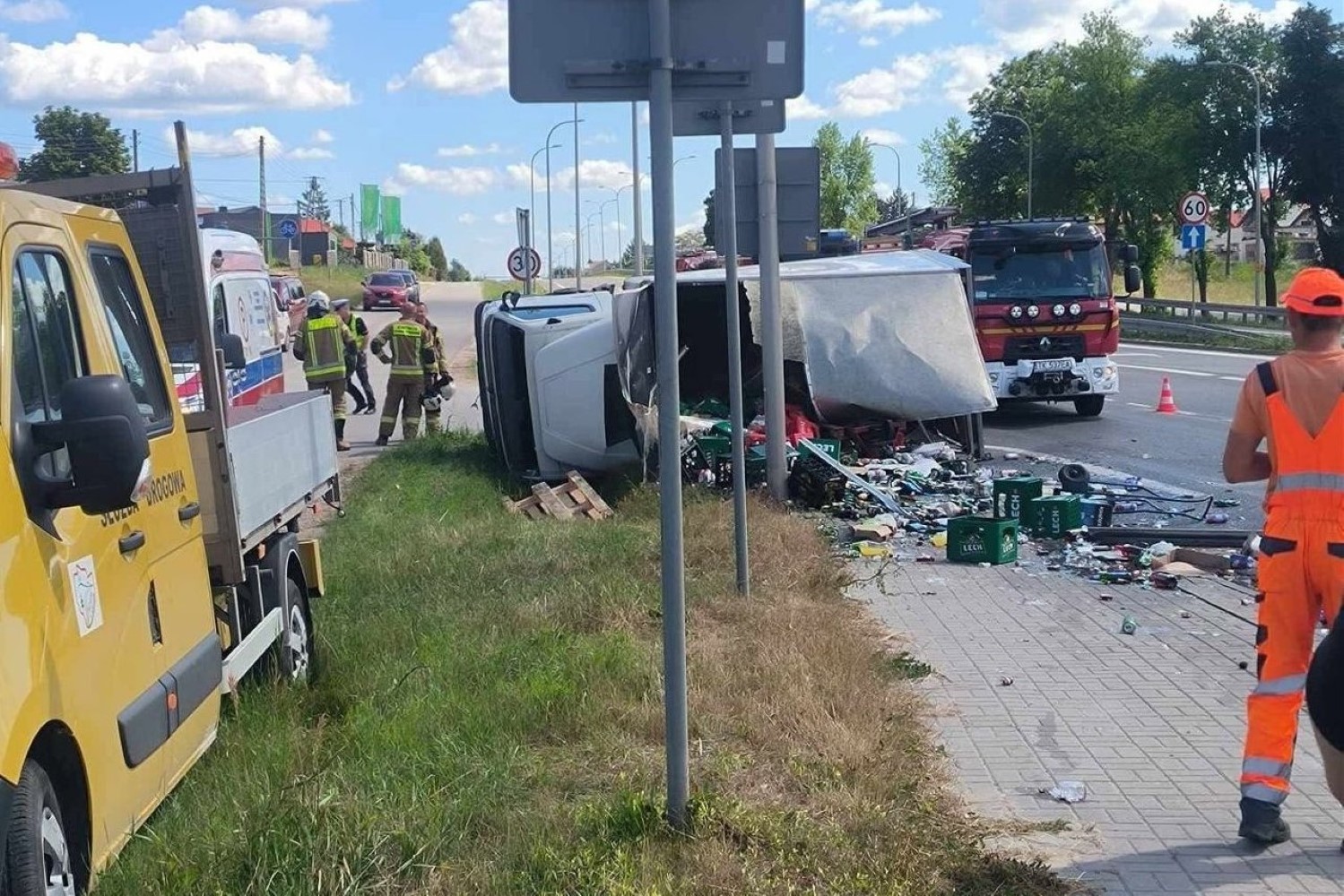 Ciężarówka wypadła z drogi. Kierowca trafił do szpitala