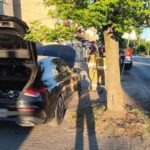 Zasnął za kierownicą i uderzył w drzewo