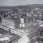 Historia kieleckich ulic. Źródłowa - Radio Kielce Kielce. Ulica Źródłowa. Lata 1960-1965. Widok w kierunku północno-zachodnim / źródło: Grupa Kielce na przestrzeni lat