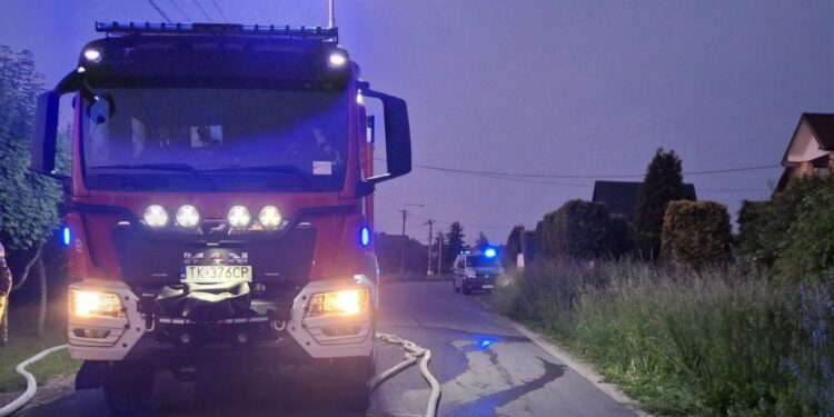 Pożar domu letniskowego. Nocna akcja strażaków