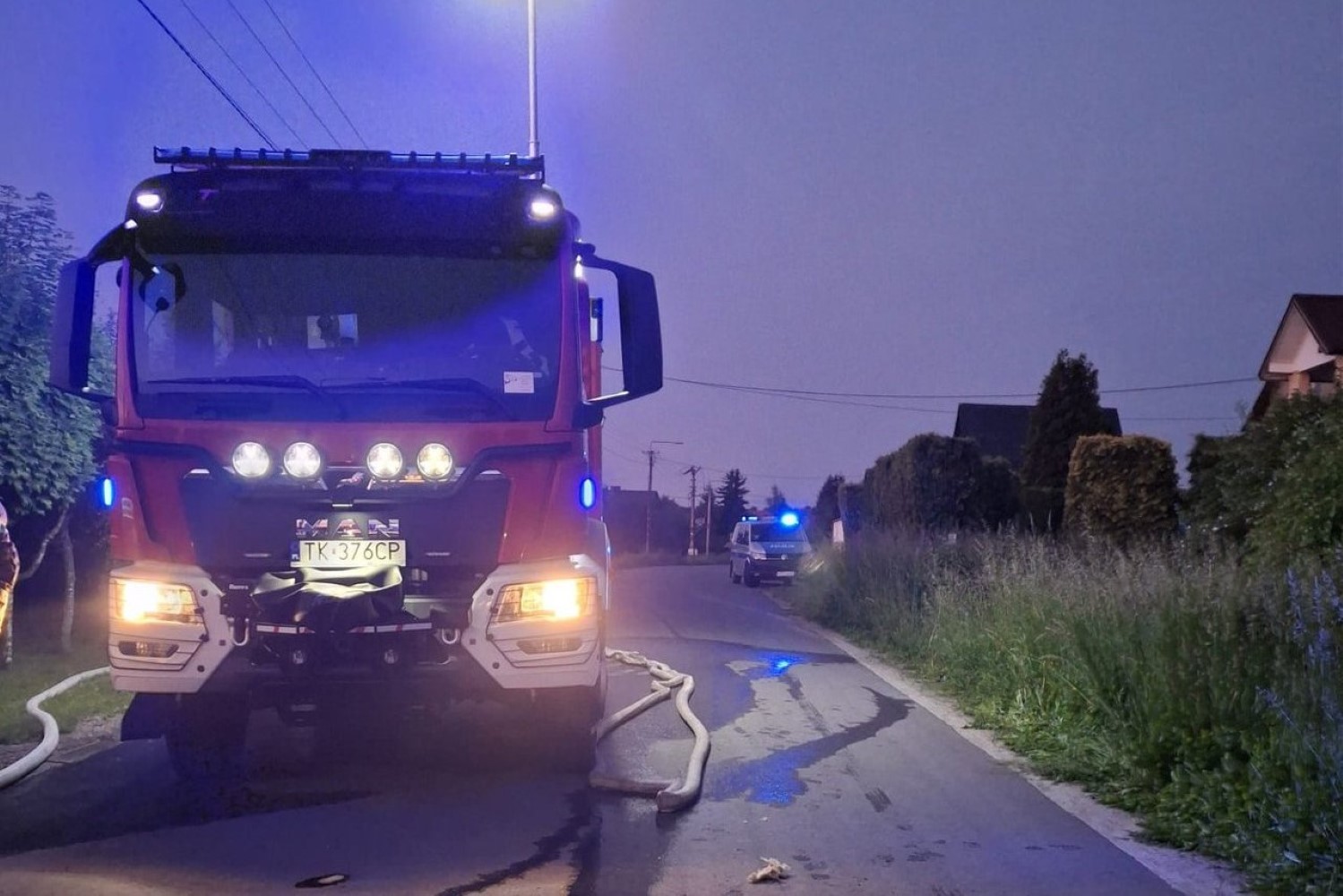 Pożar domu letniskowego. Nocna akcja strażaków
