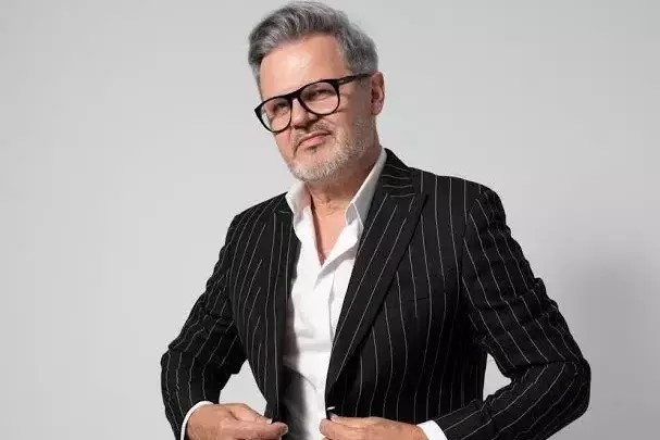 Piotr Salata zaśpiewa filmowe przeboje?