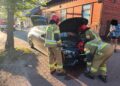 Zasnął za kierownicą i uderzył w drzewo