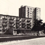 Historia kieleckich ulic. Źródłowa - Radio Kielce Kielce. Ulica Źródłowa. Lata 1960-1969. Ulica Źródłowa przed wybudowaniem drugiej jezdni / źródło: facebook.com/KielceNaPrzestrzeniLat
