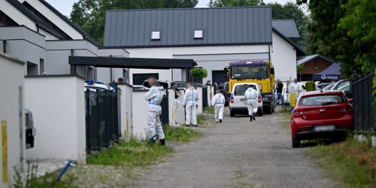 Szczątki płodów na działce. Zatrzymano byłą właścicielkę - Radio Kielce 12.06.2026. Lutoryż. Działania służb na posesji w Lutoryżu / Fot. PAP/Darek Delmanowicz