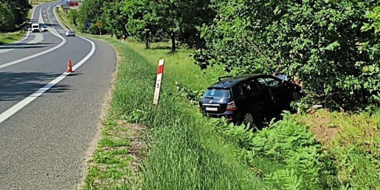 Dwie osoby ranne w wypadku - Radio Kielce 19.06.2026. Ćmińsk. Wypadek / Źródło: Policja