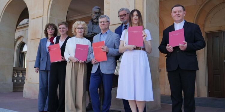Sieć, która ściągnie do Kielc utalentowanych naukowców - Radio Kielce Źródło: UJK