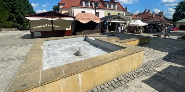 08.06.2026. Sandomierz. Mały Rynek. Fontanna / Fot. Grażyna Szlęzak-Wójcik - Radio Kielce