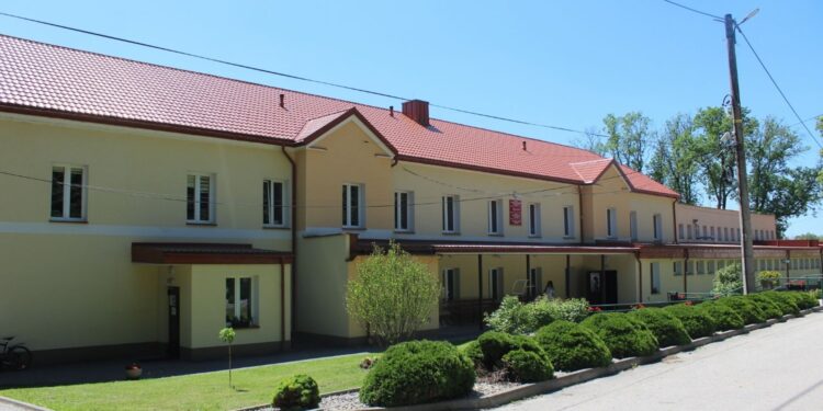 Chroberz z dużą inwestycją - remont historycznej dozorcówki i nowa strefa wypoczynku