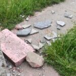 Bronocice. Zniszczona tablica pomnika / Źródło: Paweł Kamiński - Facebook