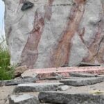 Bronocice. Zniszczona tablica pomnika / Źródło: Paweł Kamiński - Facebook