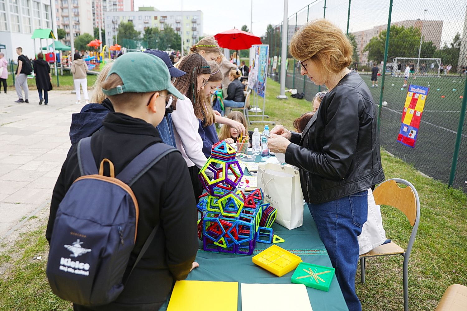 01.06.2026. Kielce. Szkoła Podstawowa nr 33. Zajęcia w ramach projektu „SOS - Senior - Ogród - Szkoła” / Fot. Wiktor Taszłow - Radio Kielce