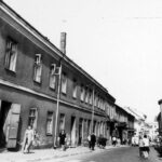 Historia kieleckich ulic. Świętego Leonarda - Radio Kielce Kielce. Ulica Świętego Leonarda. Lata 1970-1979. Ulica Świętego Leonarda, widok od ulicy Wesołej w kierunku Rynku / źródło: facebook.com/KielceNaPrzestrzeniLat