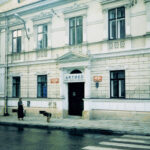 Historia kieleckich ulic. Świętego Leonarda - Radio Kielce Kielce. Ulica Świętego Leonarda. 1998 rok. Budynek, w którym obecnie mieści się Muzeum Historii Kielc / źródło: fotopolska.eu
